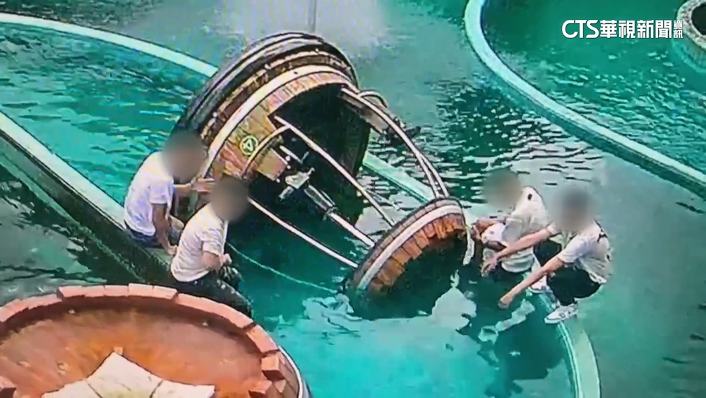 玩水上遊樂設施「跳船翻覆」　4遊客成落湯雞