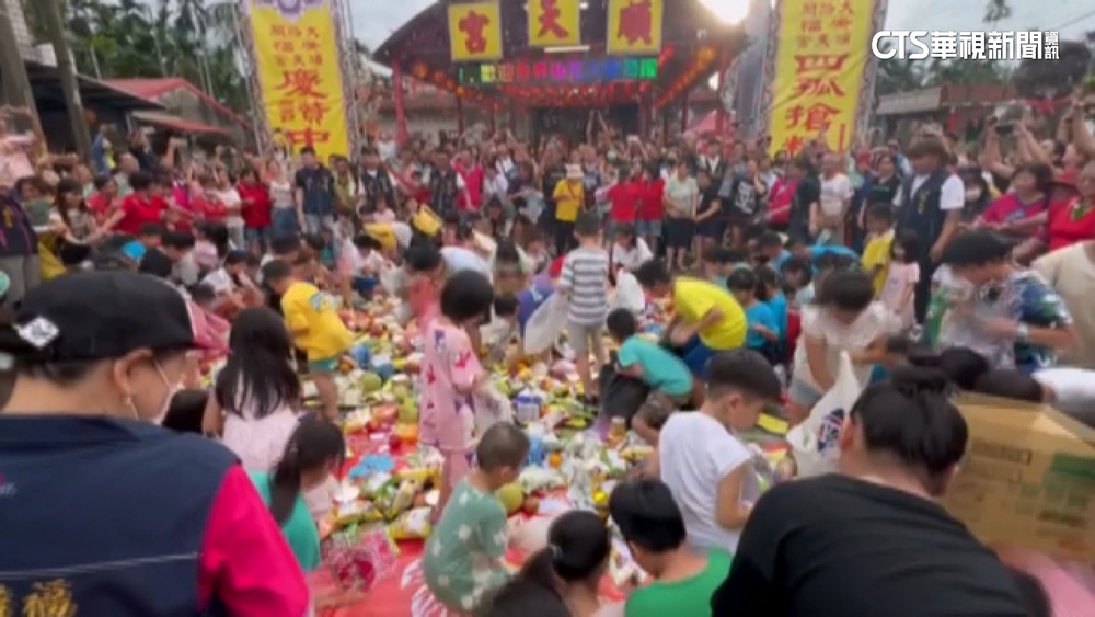 屏東「四孤搶粄」千人開搶　中元祭擺200頭豬壯觀