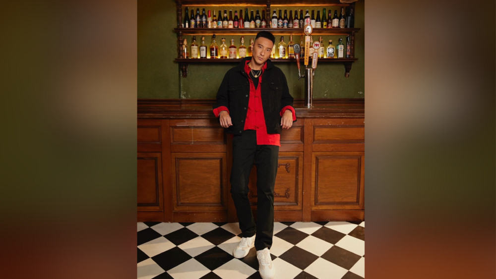 拒絕與粉絲比愛心 稱「不比娘砲動作」遭炎上　王陽明回嗆：不比是我的自由