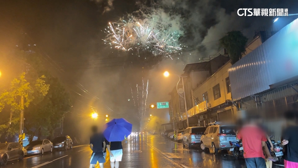 當自己家！　年輕人路中央放煙火慶生還當街攔車