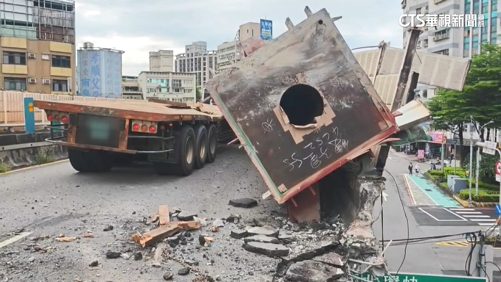 拖板車鋼梁掉落砸毀忠孝橋護欄 肇事駕駛依公共危險罪送辦