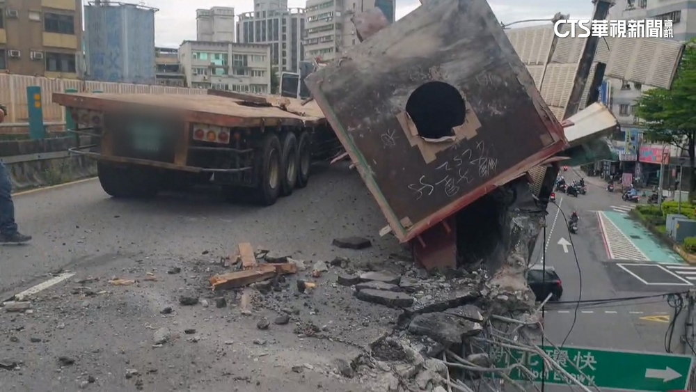 35公噸鋼梁未綁好！掉落砸護欄　忠孝橋「破大洞」