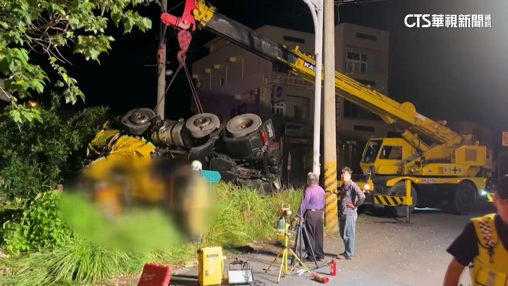 曳引車自撞翻覆變形　3人受困救出2不治