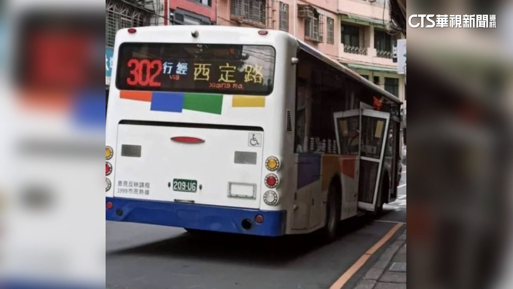 基隆公車又出包！　行駛中「車門脫落」懸空吊掛
