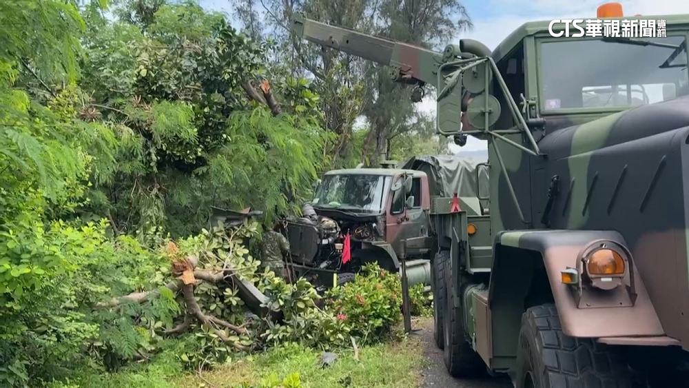 疑方向盤卡死　陸軍戰術輪車屏東撞樹釀7人傷