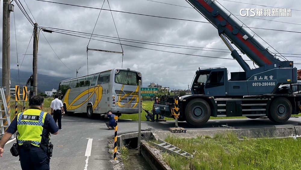 導航走錯路害遊覽車卡田間　車上42人心驚驚
