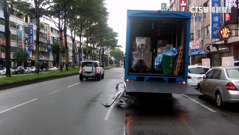 大貨車併排卸貨釀擦撞　「升降板」悚削後車車門