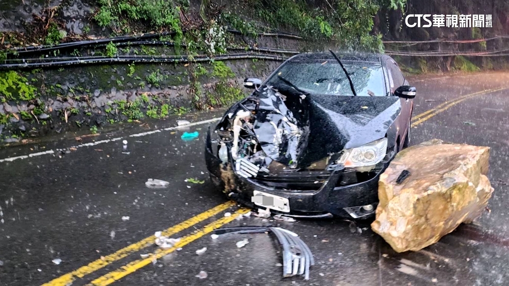悚！谷關暴雨巨石從天降　「車頭凹陷」祖孫4人送醫