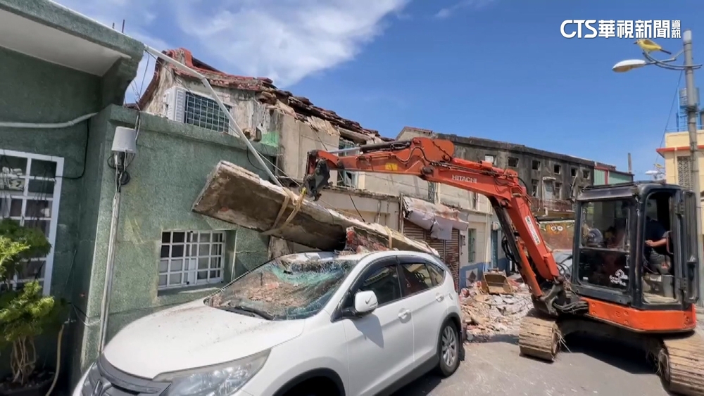 屏東枋山鄉60年民宅屋簷突塌　壓毀路邊2轎車