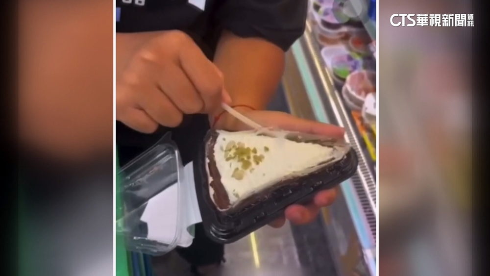 超商店員「把玩蛋糕」放架上　總公司解雇並提告