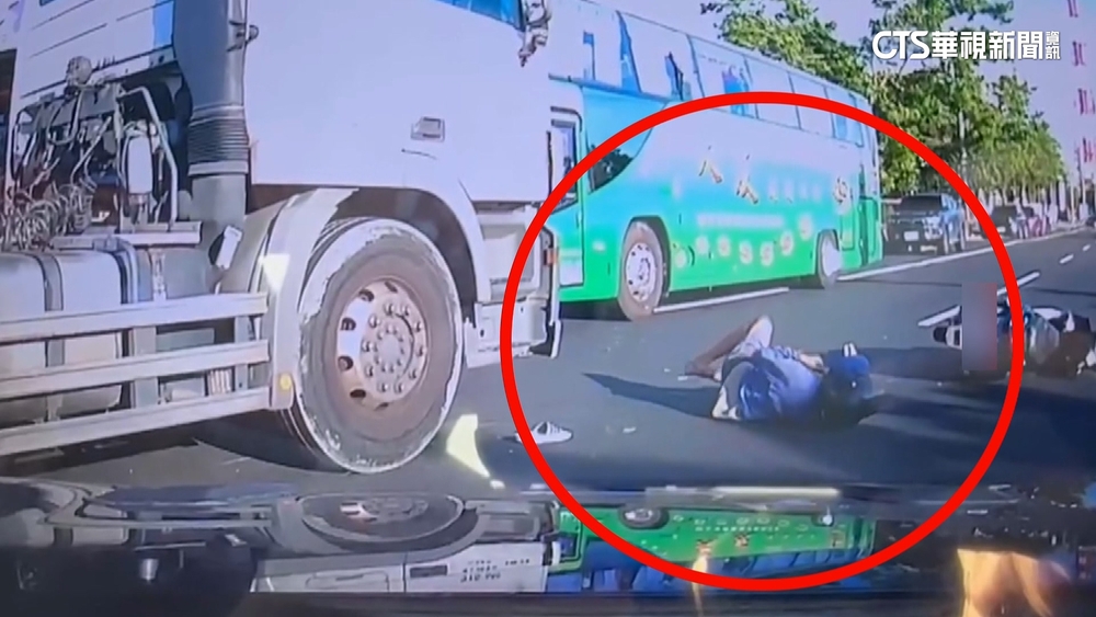 詭！多開17公里車程　曳引車逆衝狂撞「險輾騎士」