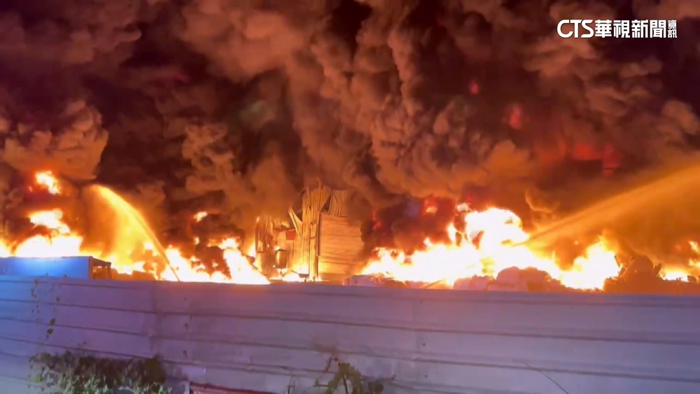 歸仁塑膠廠倉庫暗夜惡火　300坪倉庫全面燃燒5小時