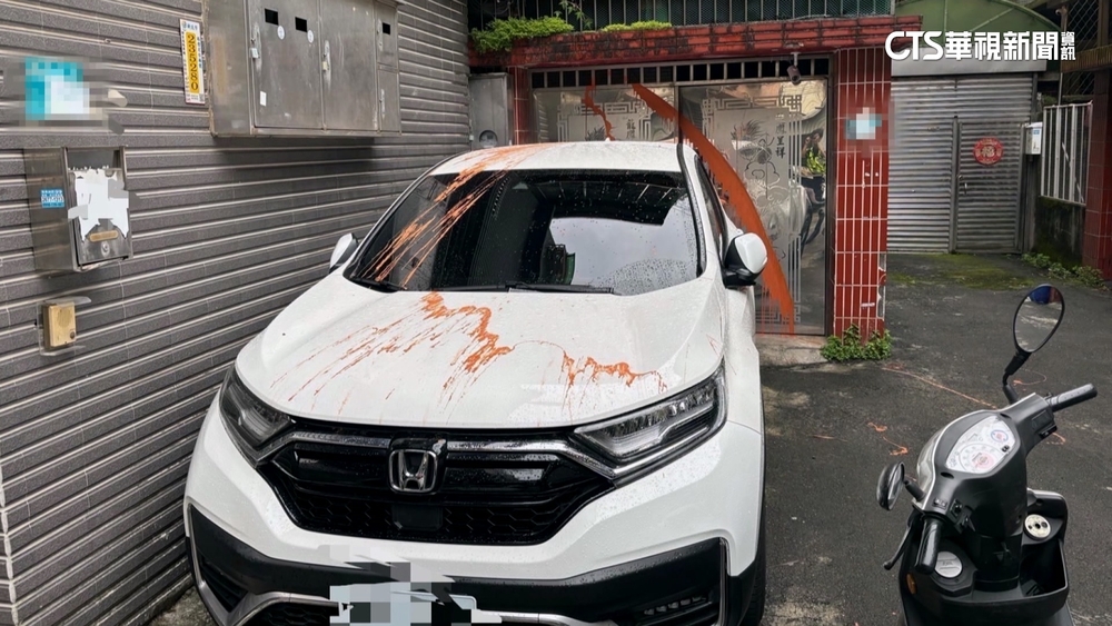 車停家門口突遭潑漆　「雨衣男」落網稱不滿被開除