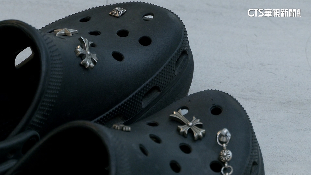 髮型師穿「洞洞鞋」慘摔斷腿　PO文釣出一票苦主