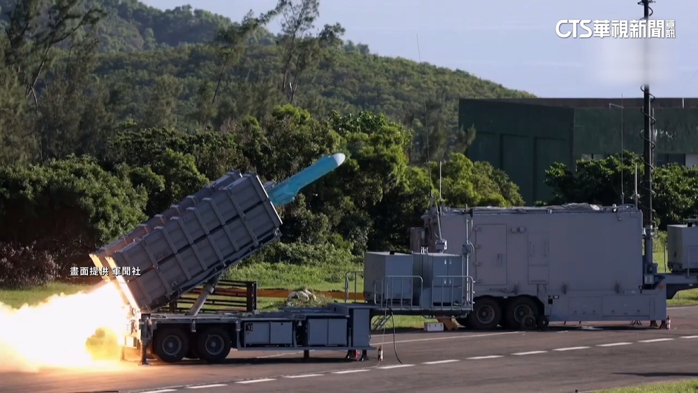 國軍精準飛彈射擊　雄三反艦飛彈命中靶船