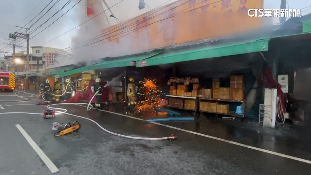 傳爆炸聲！高雄大寮金紙店火警　消防電鋸破門搶救