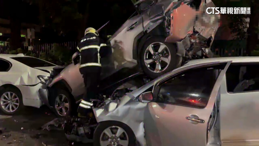 酒駕拒攔查加速逃！　50歲男失控衝撞路邊停車格5車