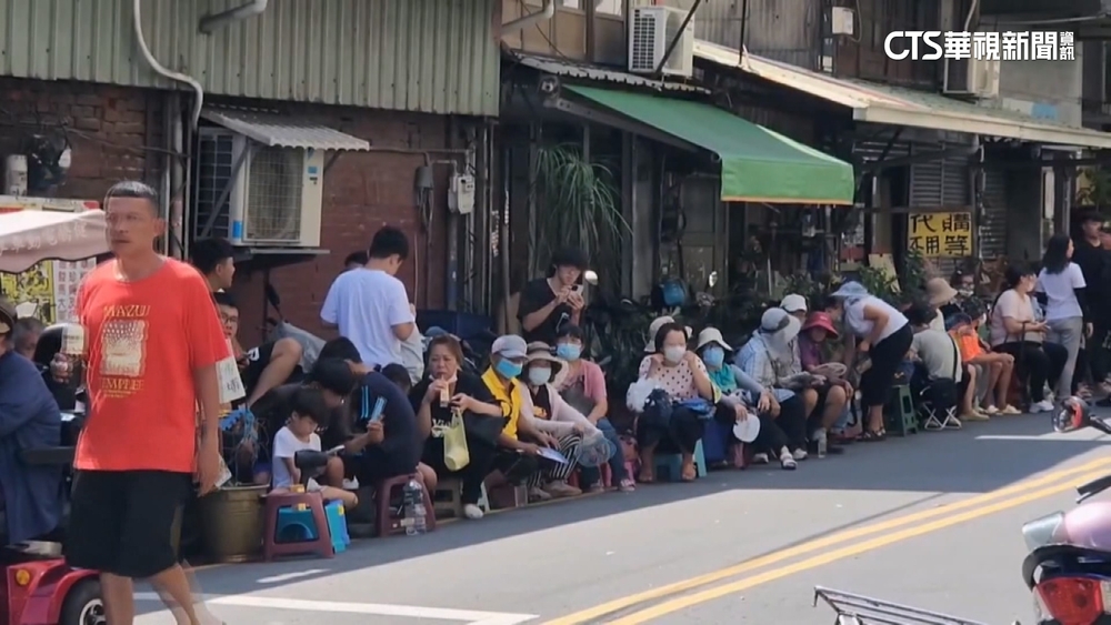 蛋黃酥椅子部隊再現！堵路惹民怨　警巡邏取締
