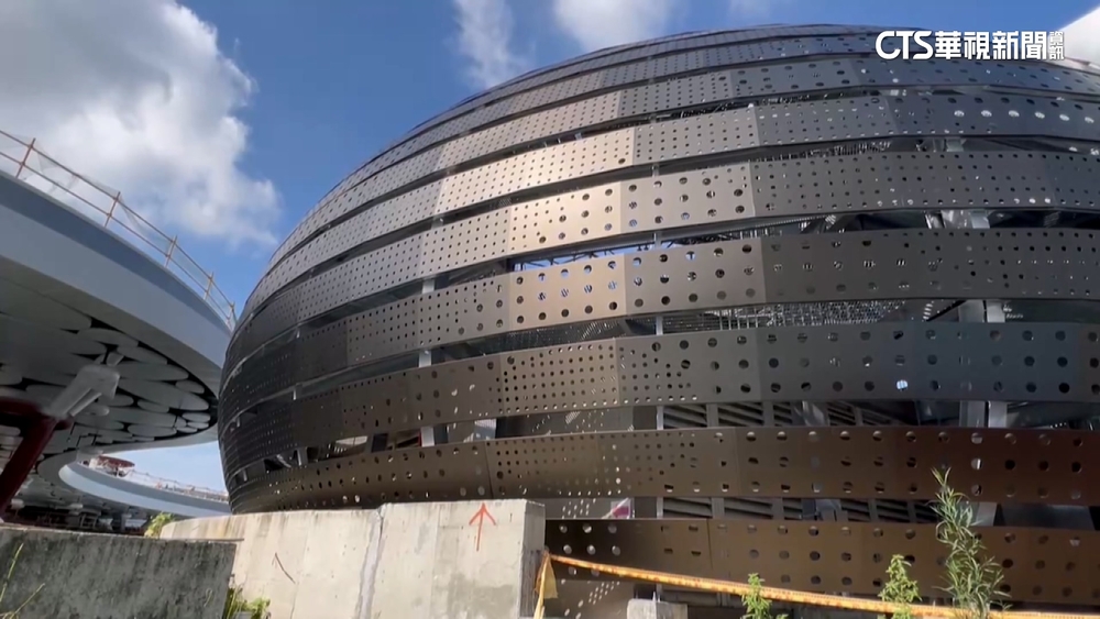 車站金屬球體吸熱反光惹怨　高捷貼膜銀球變黑球