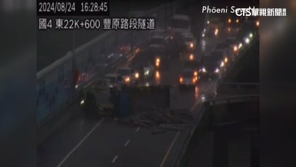 大雨狂炸！國4三車連環撞　小貨車翻覆車流回堵