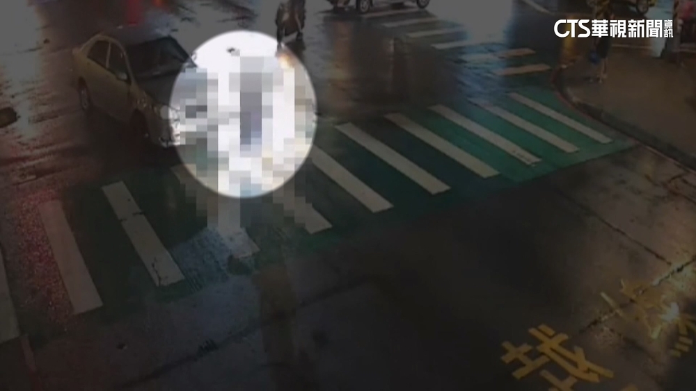 行人地獄！女藝人走斑馬線　遭過彎車輛撞倒拖行