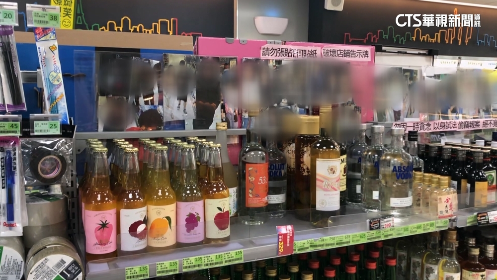 超商現偷酒賊！　整排「竊嫌照」激似「明星小卡」