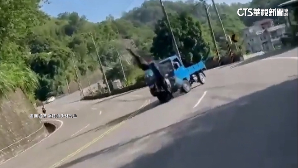 台3線重機快速過彎　遇貨車閃避不及撞上彈飛