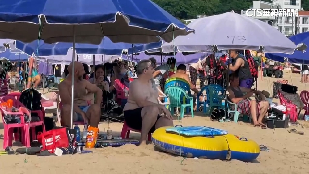 墾管處PO無業者陽傘霸占沙灘　挨轟刻意避開畫面