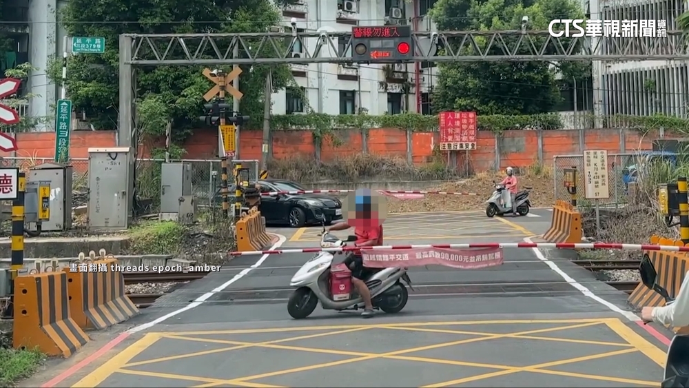 騎士疑未注意闖平交道　火車差一秒撞上