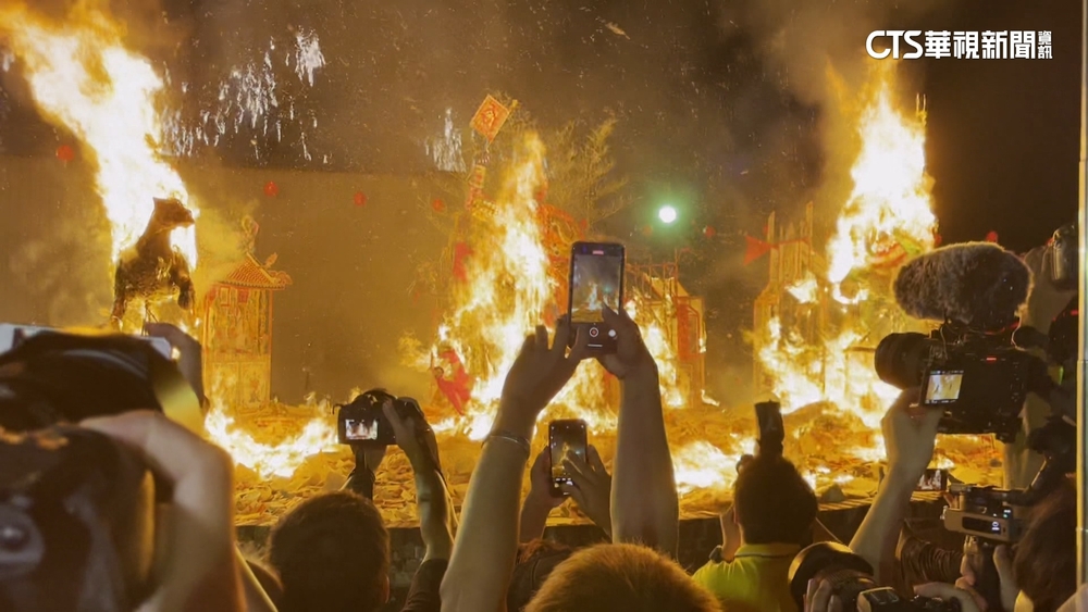 離地1米煙火膛炸　大士爺文化祭「碎片傷人」