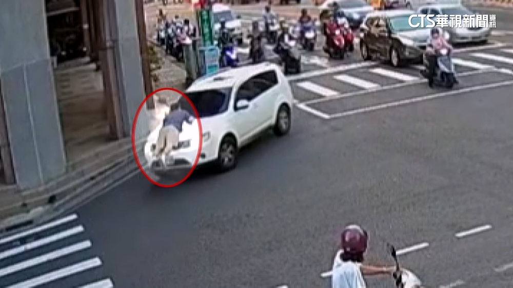 危險！不滿轎車違停紅線　男跳引擎蓋趴滑手機