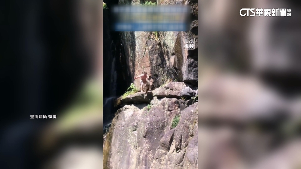 人與「悟空」大戰？　男赤手空拳將猴子拋入溪中