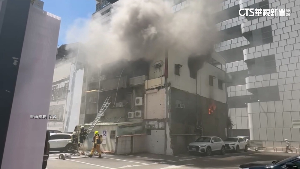 百貨附近透天厝火警　起火點疑為一樓酒吧