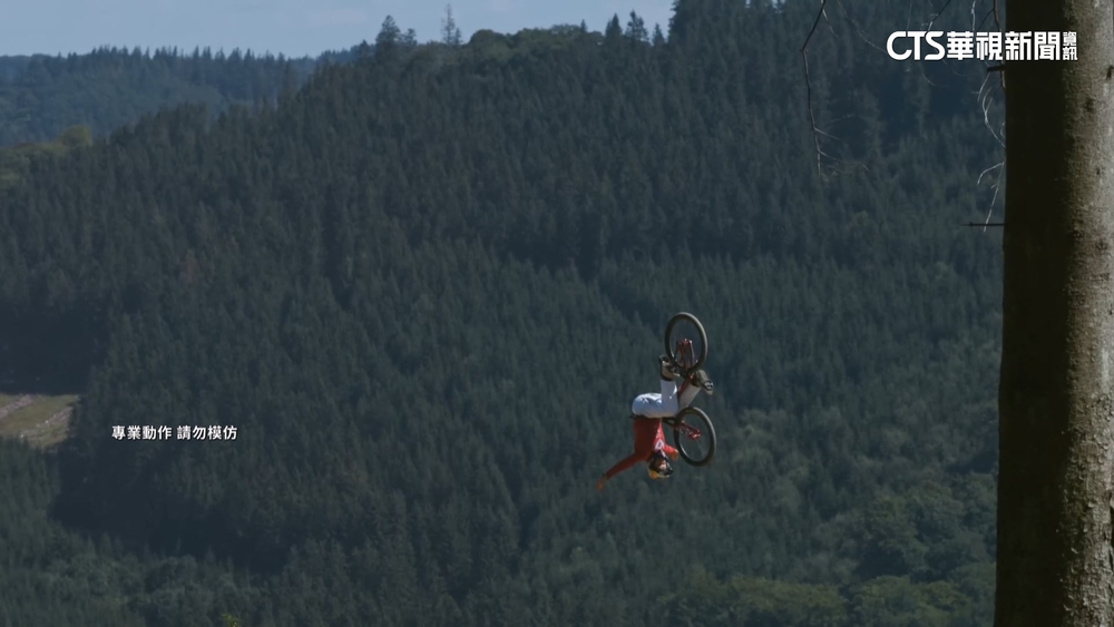 「森林上」飛天遁地　超神極限單車嚇出冷汗