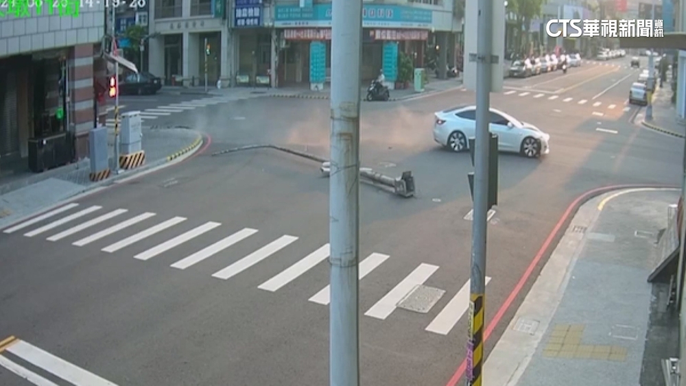 情侶車禍路邊大吵！　男疑情緒失控　再撞斷路燈肇逃