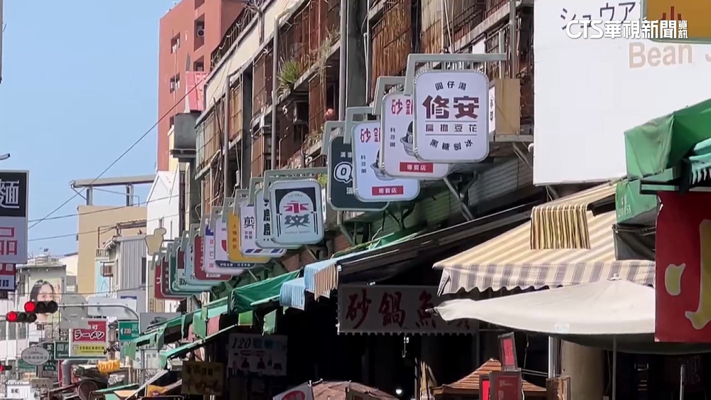 台南永樂市場「招牌換裝」　整齊又有設計感遊客讚