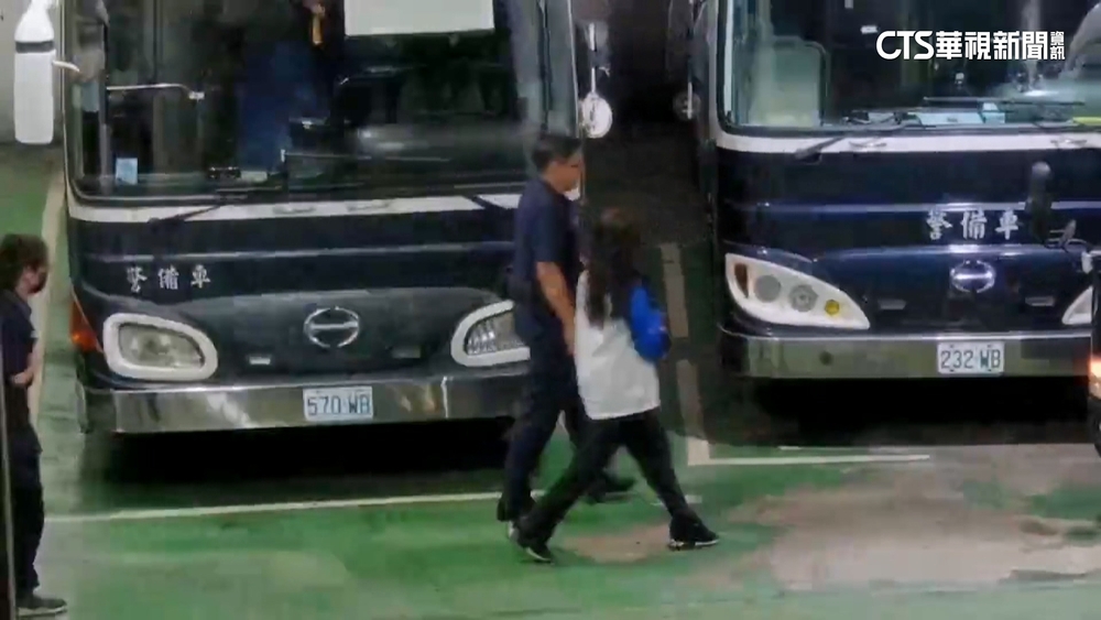 沈慶京.應曉薇.助理羈押禁見　戴銬不發一語上警備車