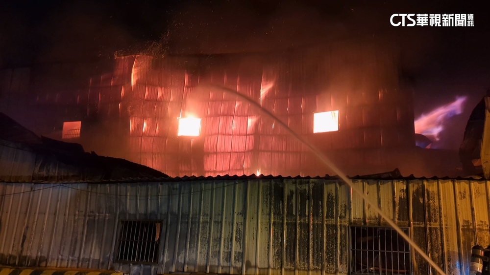 鐵皮廠暗夜大火延燒隔壁！　民眾勇破窗助4口脫困