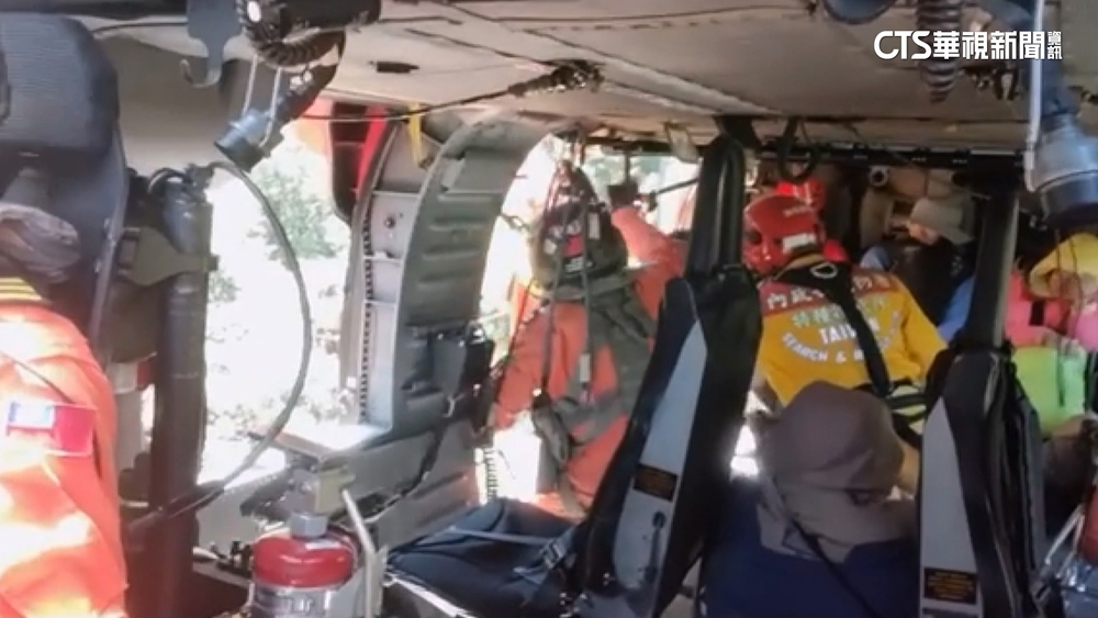 南投郡大溪水暴漲「淹脖子高」　黑鷹吊掛救7山友