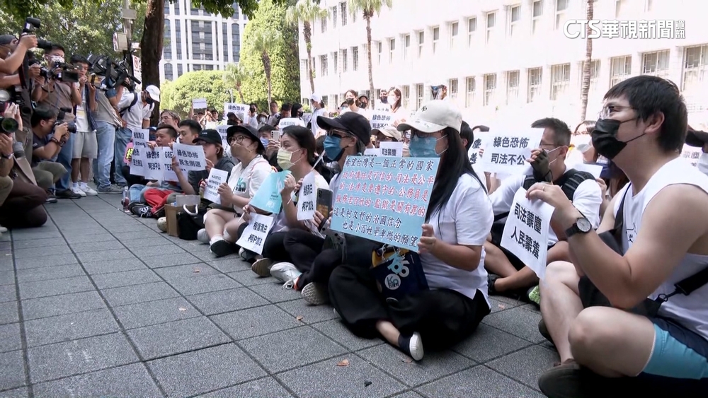 京華城案柯文哲列被告　小草聚集北檢舉牌聲援