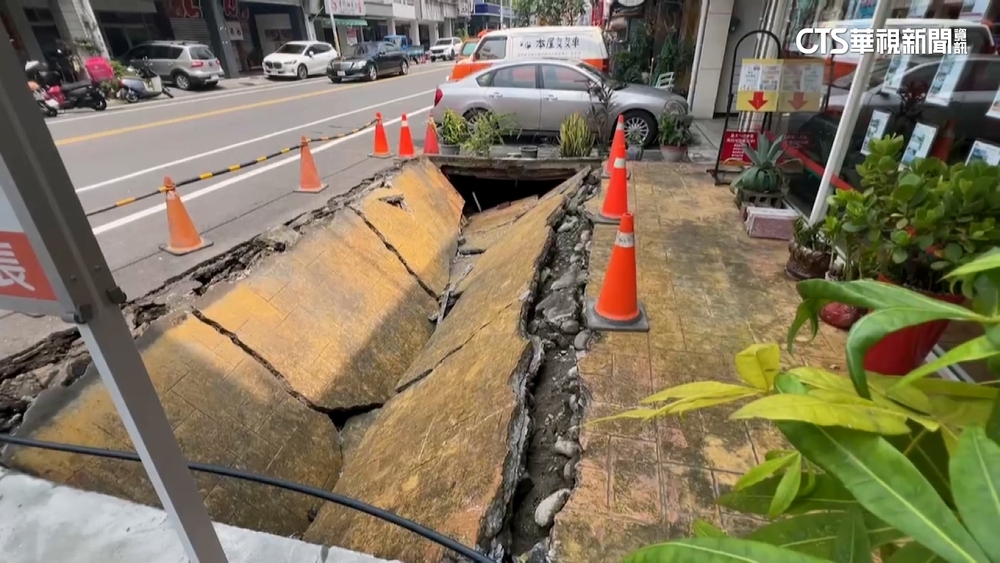 老舊地面鋪設多年　突「V字型」坍塌　2機車墜洞