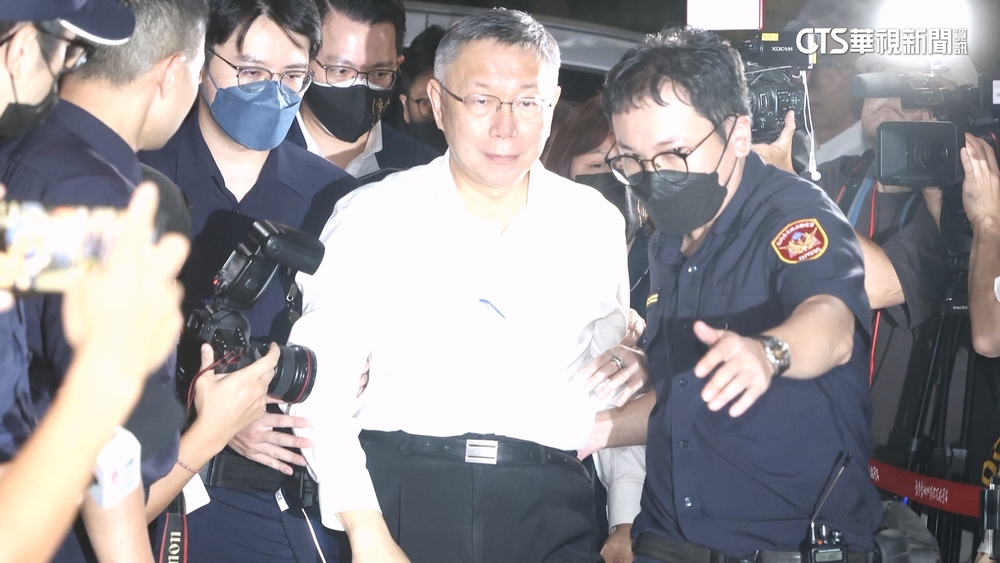 柯被法警「上銬」移送偵查庭　北檢：有戒護需求