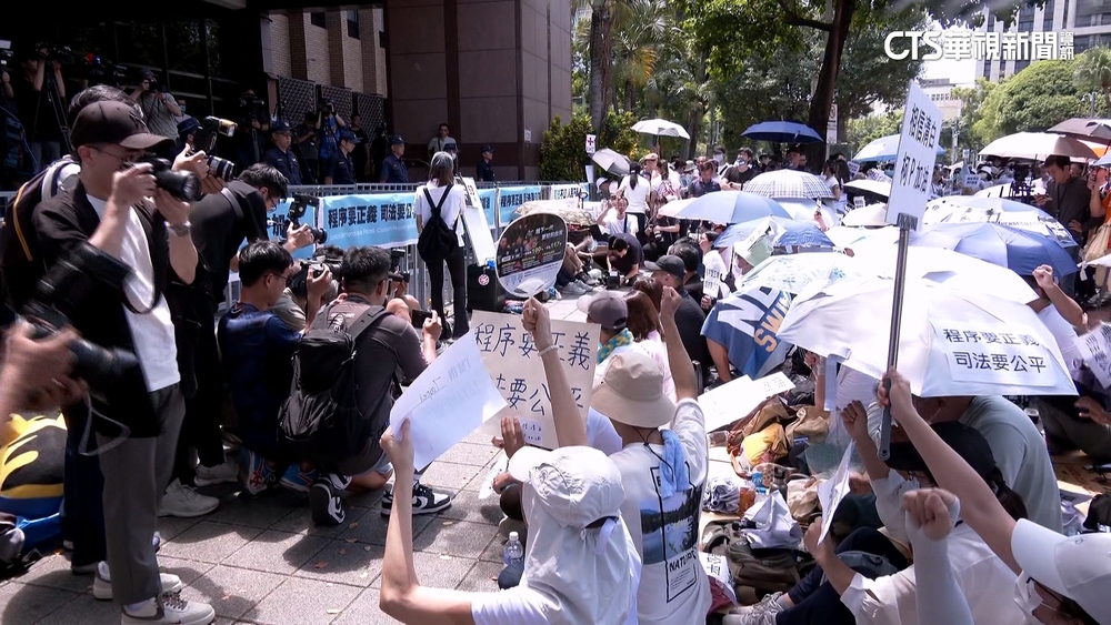 小草頂烈日聚北檢聲援柯　民眾熱暈中暑.癲癇送醫