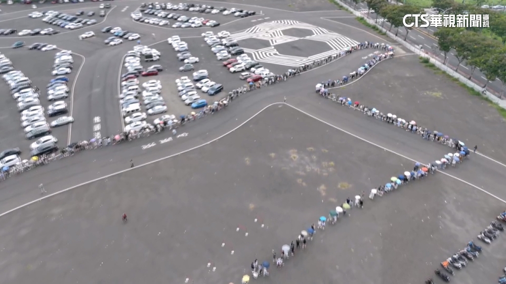 文博會尾聲人潮爆滿！排隊繞場館　宛如貪食蛇