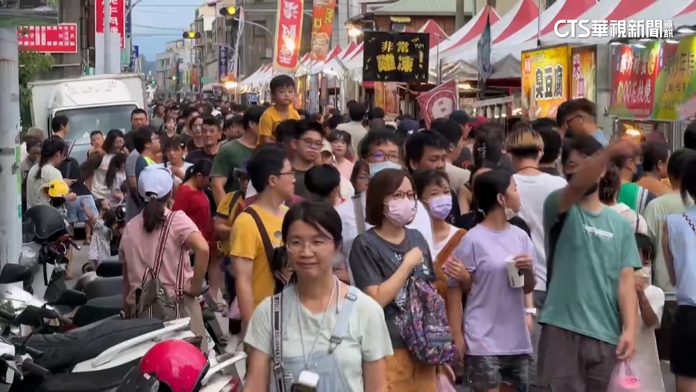 一年一度鬼門關夜市登場！　遊客湧苑裡排特色小吃