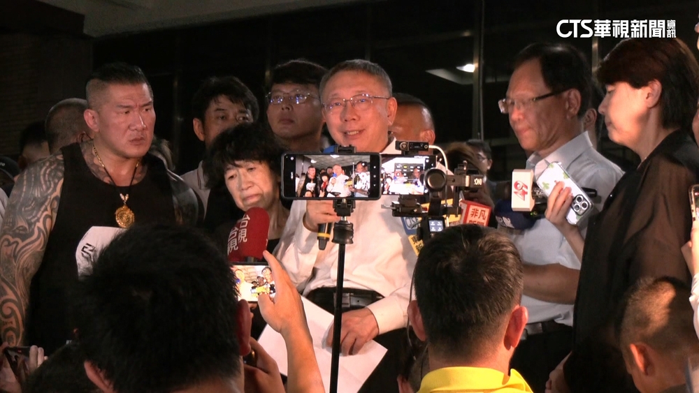 一片喝采！柯「無保請回」　小草激昂歡呼團團包圍