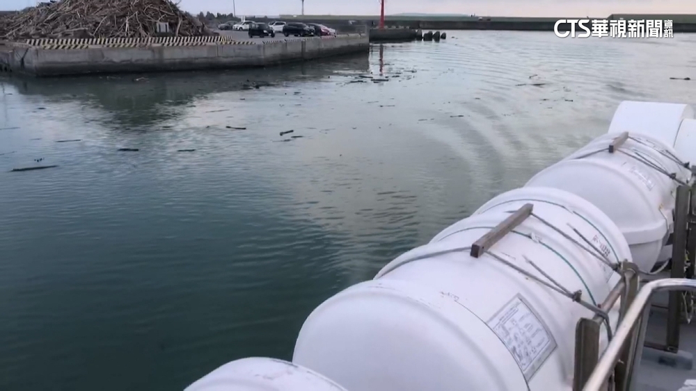 全是漂流木！鹽琉線交通船受阻　影響航道安全