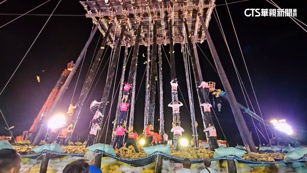 頭城搶孤熱鬧登場　松新「季軍變冠軍」超車鋸首旗