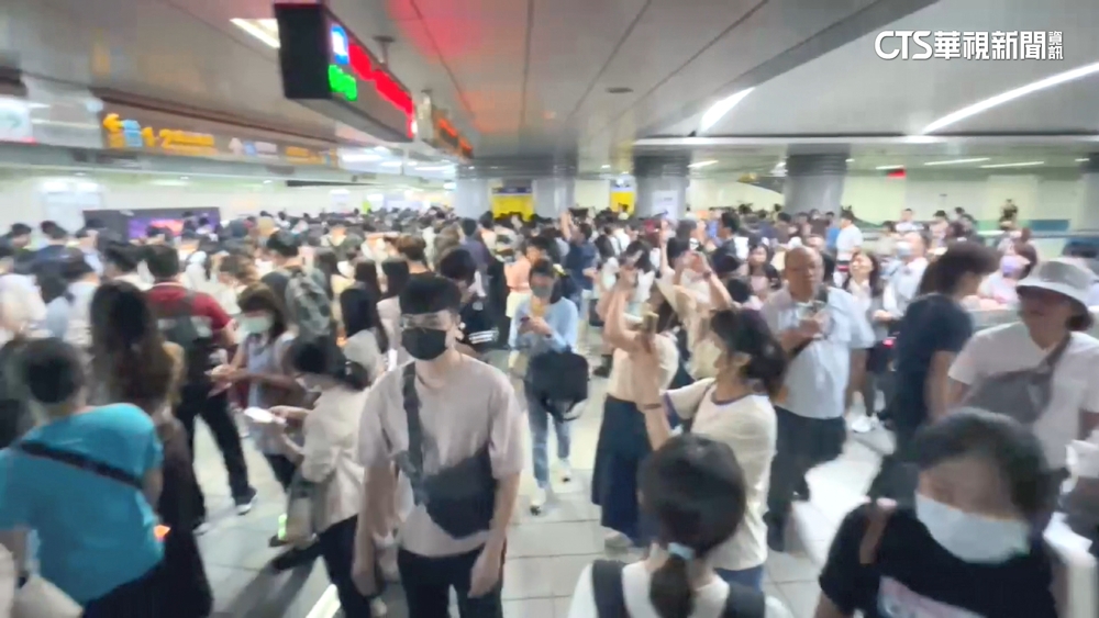 北捷板南線「設備異常」月台擠滿旅客　官方揭原因