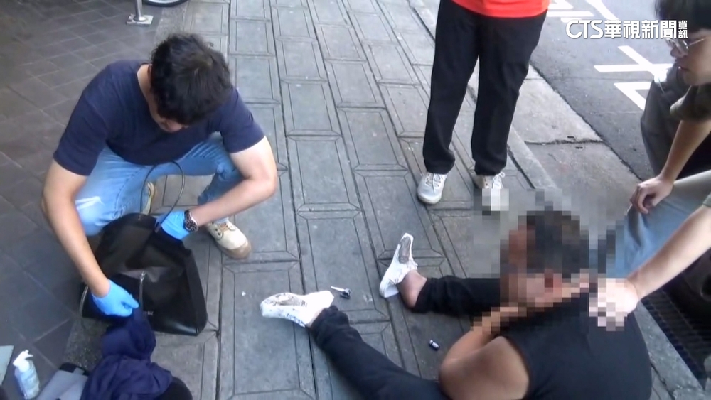 台北車站鬧區搶案　騎士持利器行搶萬元.手機